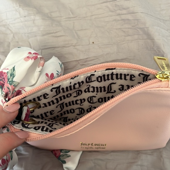 Juicy Couture Wristlet / Make up bag / pouch - Picture 4 of 7